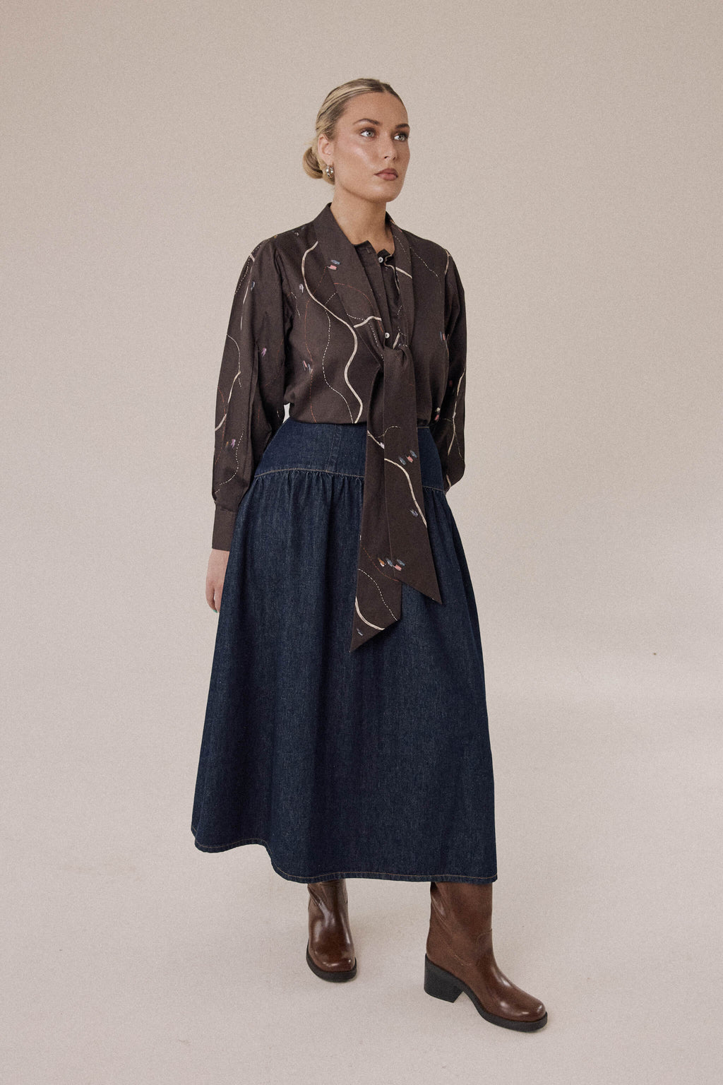 The Essay Bow Shirt – Walking Figures
